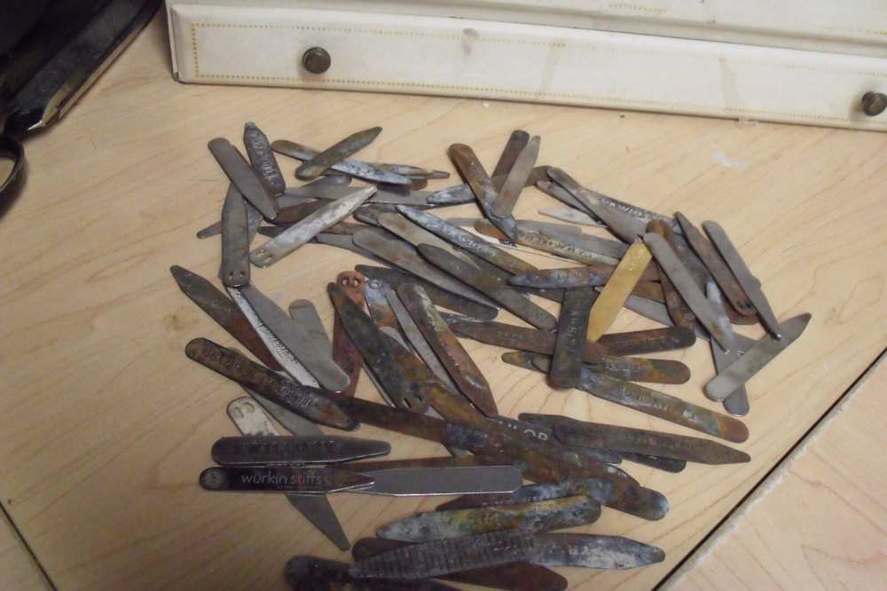 LARGE LOT OF VINTAGE METAL COLLAR STAYS